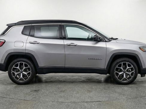 Used 2025 Jeep Compass Limited image 11