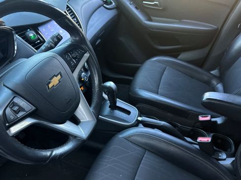 Used 2020 Chevrolet Trax LT w/ LT Convenience Package image 12