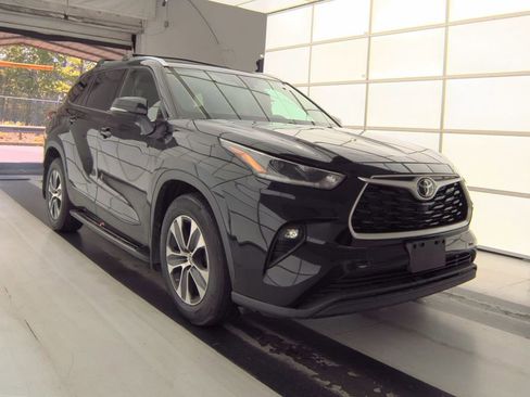 Used 2021 Toyota Highlander XLE AWD/4WD image 3