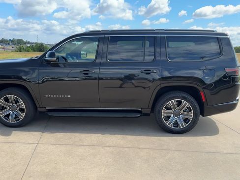 Used 2024 Jeep Wagoneer Series II w/ Flexible Seating Group RWD image 6