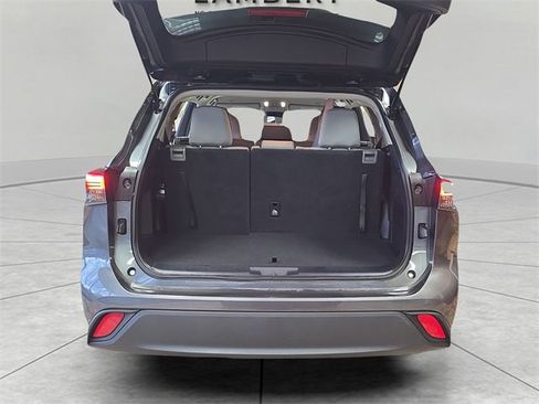 Used 2023 Toyota Highlander L image 27