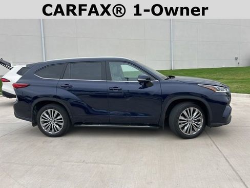 Used 2023 Toyota Highlander Platinum FWD image 2