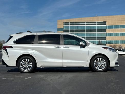 Used 2025 Toyota Sienna Limited image 3