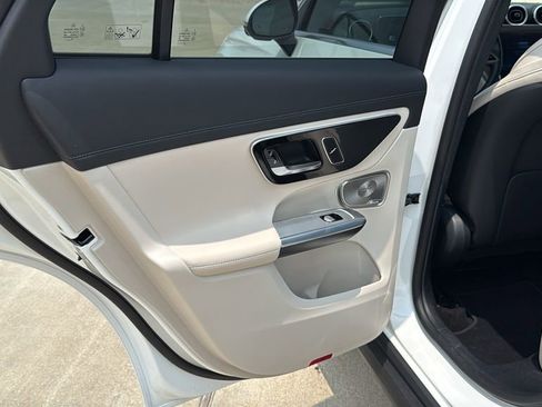 Used 2024 Mercedes-Benz GLC 300 4MATIC image 17