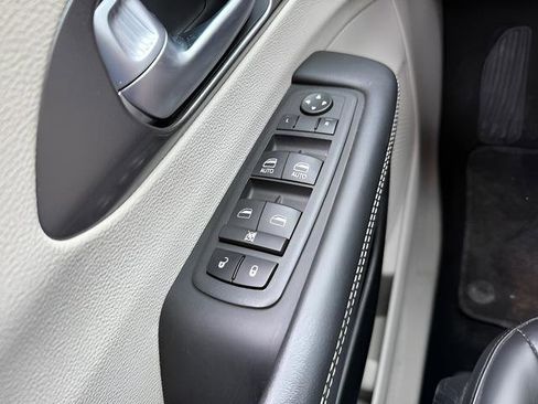 Used 2024 Chrysler Pacifica Touring-L FWD image 23