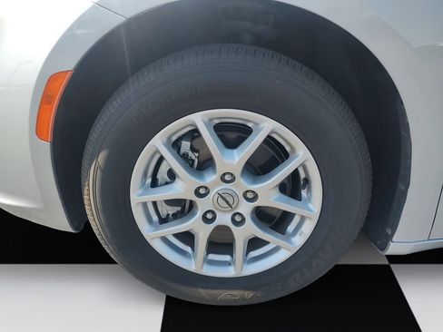 Used 2024 Chrysler Pacifica Touring-L FWD image 14