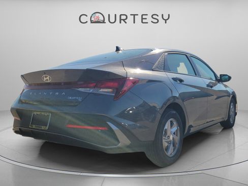 New 2026 Hyundai Elantra SE image 3