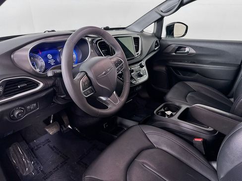 Certified 2025 Chrysler Pacifica Select image 16