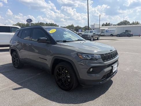 Used 2024 Jeep Compass Latitude w/ Convenience Group AWD/4WD image 9