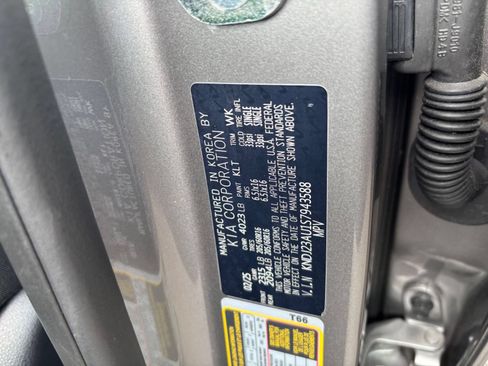 Used 2025 Kia Soul LX w/ LX Technology Package FWD image 31
