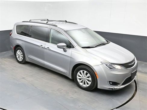 Used 2017 Chrysler Pacifica Touring-L image 31