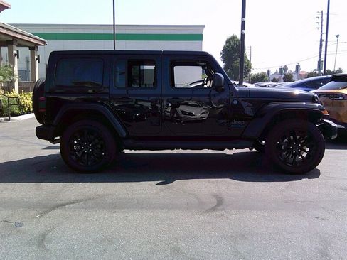 Used 2023 Jeep Wrangler Unlimited Sahara AWD/4WD image 8