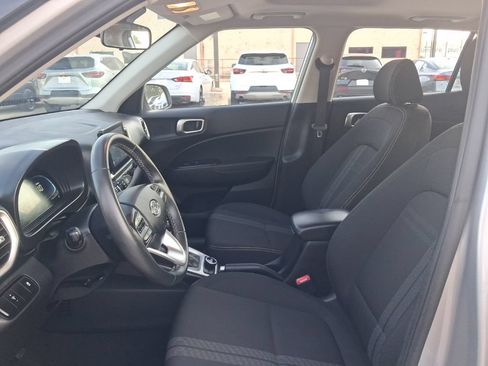 Used 2025 Hyundai Venue SEL FWD image 4