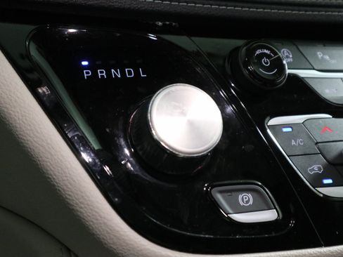 Used 2023 Chrysler Pacifica Limited FWD image 28