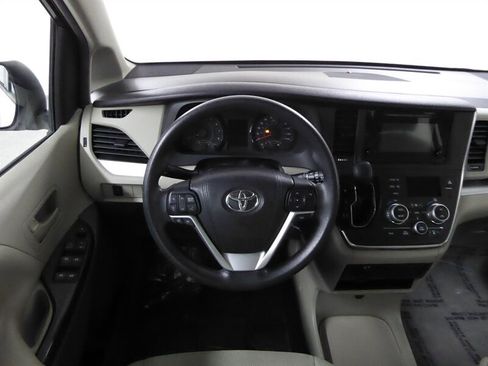 Used 2016 Toyota Sienna L image 9