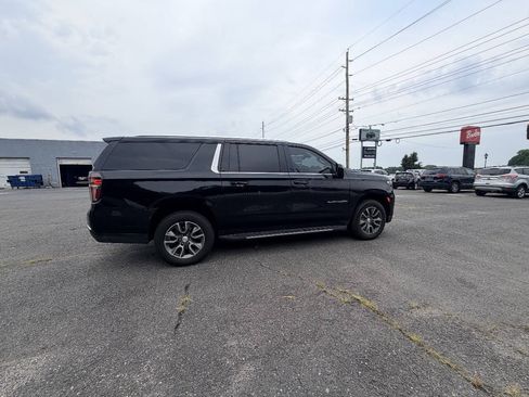 Used 2022 Chevrolet Suburban LT AWD/4WD image 17