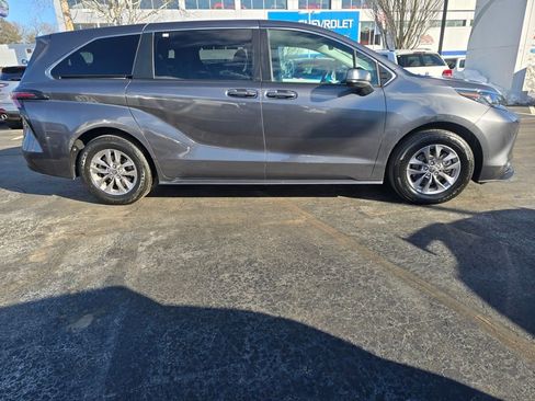 Used 2025 Toyota Sienna LE image 9