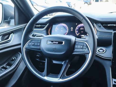 Used 2025 Jeep Grand Cherokee Laredo X RWD image 15