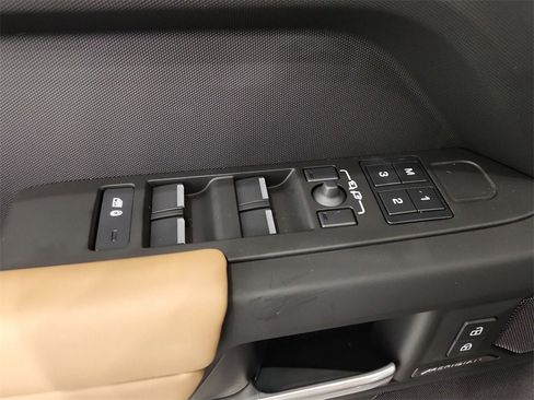 Used 2025 Land Rover Defender 110 S image 18