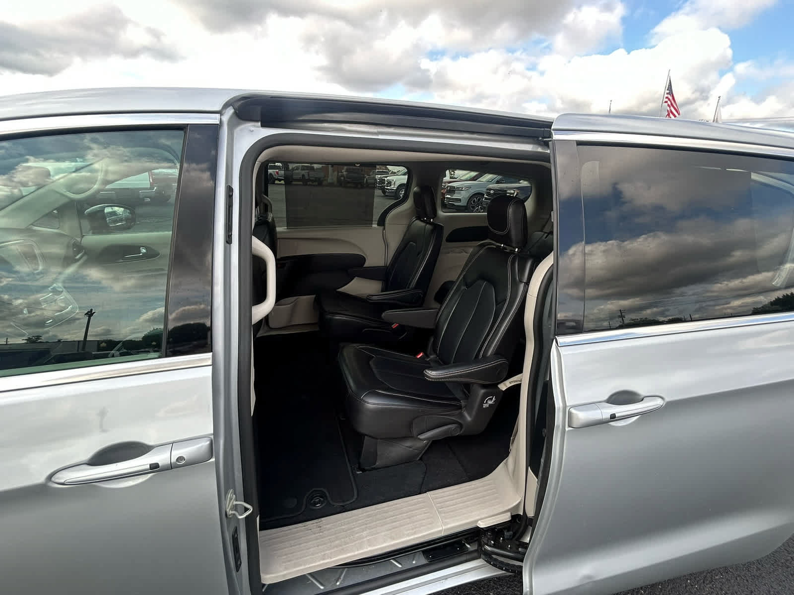 Used 2024 Chrysler Pacifica Touring-L FWD image 11