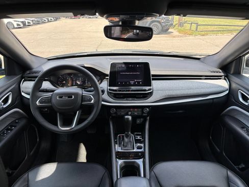 Used 2025 Jeep Compass Latitude AWD/4WD image 35