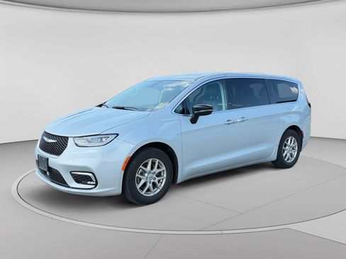 Used 2024 Chrysler Pacifica Touring-L FWD image 7