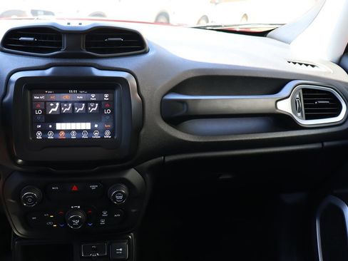 Used 2018 Jeep Renegade Latitude FWD image 44