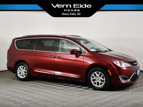 Used 2020 Chrysler Pacifica Touring-L FWD image 1