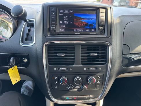 Used 2019 Dodge Grand Caravan SXT FWD image 19