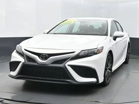 Used 2023 Toyota Camry SE image 1