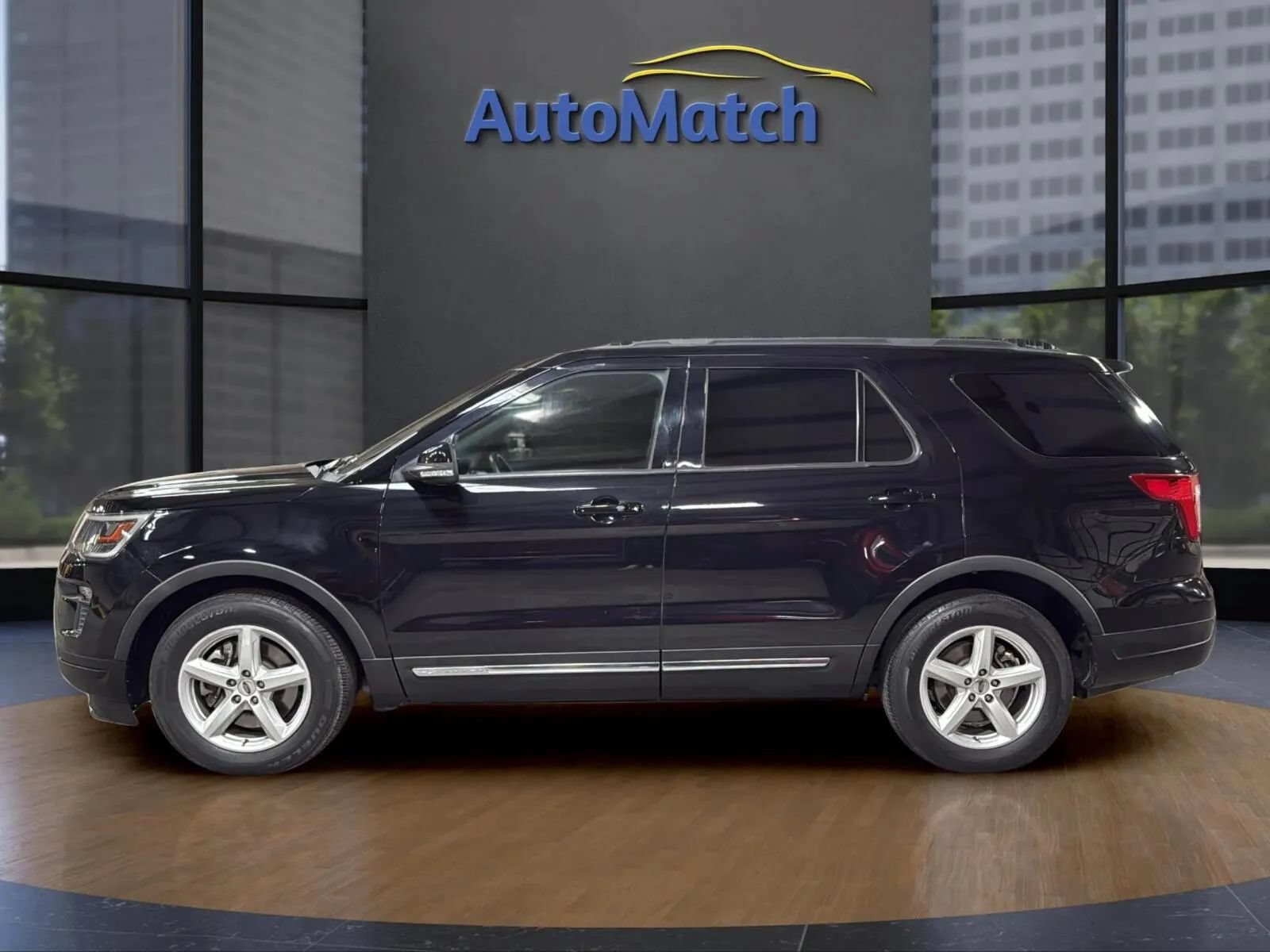 Used 2019 Ford Explorer XLT w/ Equipment Group 201A FWD image 6