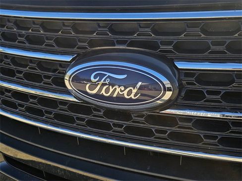 Used 2024 Ford Explorer XLT w/ Equipment Group 202A image 7