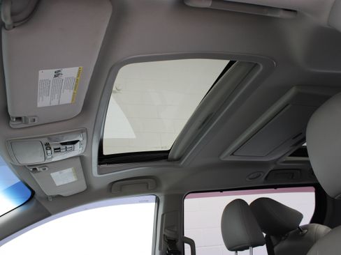 Used 2017 Toyota Sienna Limited Premium FWD image 28