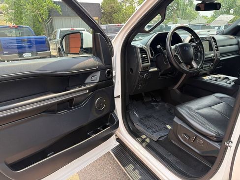Used 2018 Ford Expedition XLT w/ Equipment Group 202A AWD/4WD image 9