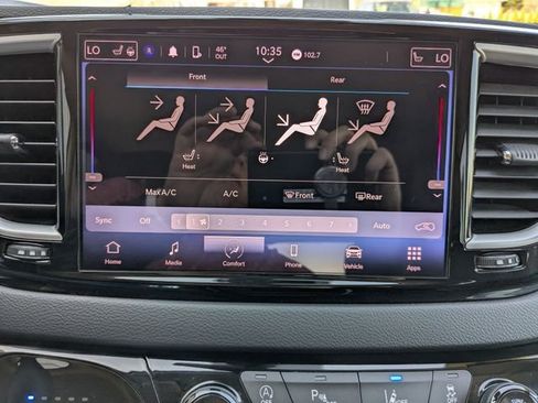 Used 2023 Chrysler Pacifica Touring-L image 3