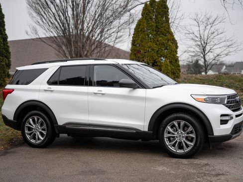 Used 2023 Ford Explorer XLT w/ Equipment Group 202A image 4