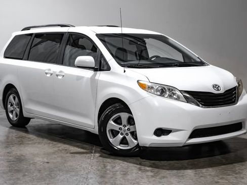 Used 2011 Toyota Sienna LE FWD image 7