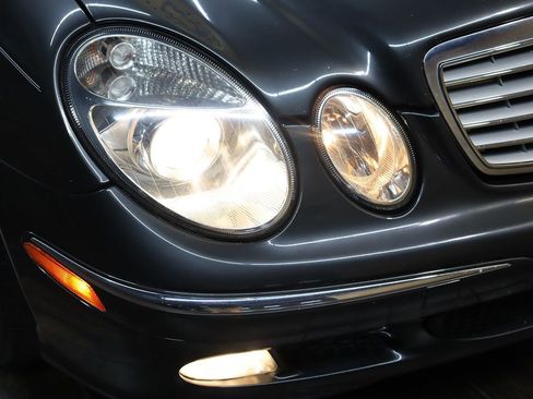 Used 2005 Mercedes-Benz E 320 CDI Sedan image 10
