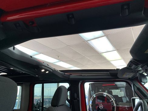 Used 2025 Jeep Wrangler Unlimited Sahara w/ Safety Group AWD/4WD image 11