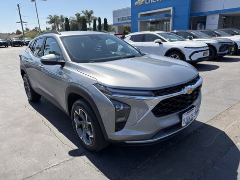 Used 2024 Chevrolet Trax LT FWD image 2