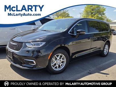 Used 2025 Chrysler Pacifica Select