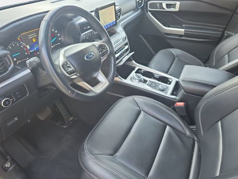 Used 2023 Ford Explorer XLT w/ Equipment Group 202A AWD/4WD image 16