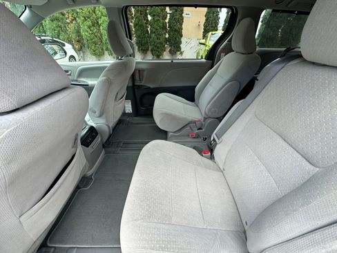 Used 2020 Toyota Sienna LE FWD image 14