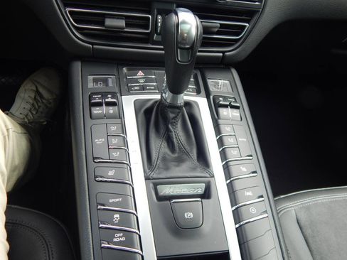 Used 2021 Porsche Macan AWD/4WD image 26