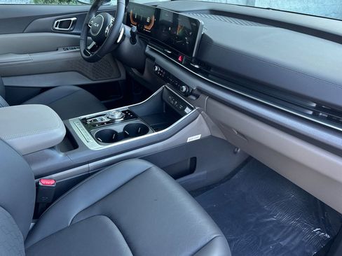 New 2026 Kia Carnival EX image 17