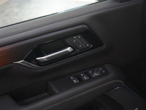 Used 2025 GMC Yukon Denali w/ Denali Reserve Package image 24