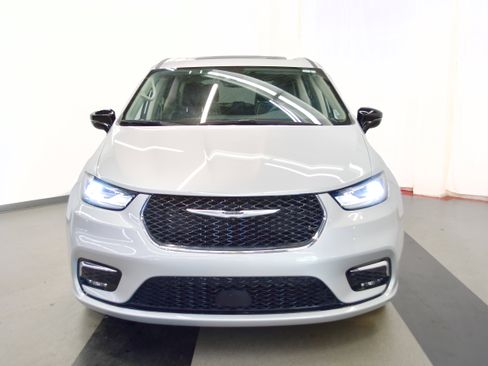 Used 2024 Chrysler Pacifica Limited FWD image 3