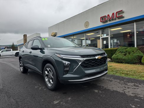 Used 2026 Chevrolet Trax LT w/ Sunroof Package FWD image 1
