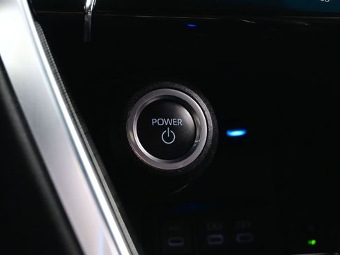 Used 2023 Toyota Venza XLE AWD/4WD image 21