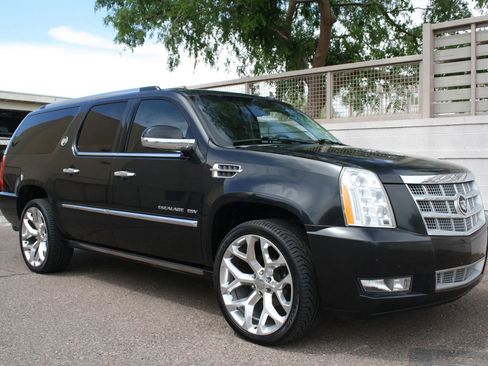 Used 2010 Cadillac Escalade ESV Platinum image 2